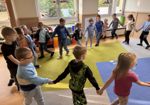 Dzieci tańczą w kole