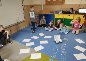 Dzieci odkrywają zdjęcia z prawami dziecka