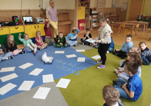 Dzieci odkrywają zdjęcia z prawami dziecka