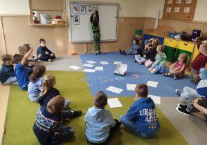 Chłopiec układa prawa dziecka na tablicy