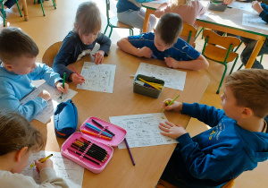 Dzieci kolorują obrazki z prawami dziecka
