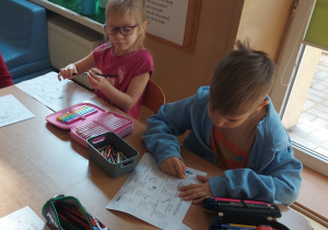 Dzieci kolorują obrazki z prawami dziecka