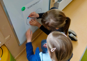 Dzieci naklejają naklejki na serduszko