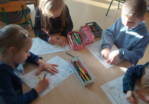 Dzieci kolorują obrazki z prawami dziecka