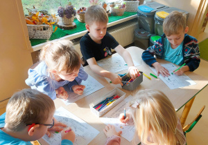 Dzieci kolorują obrazki z prawami dziecka