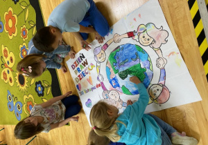 Dzieci kolorują plakat