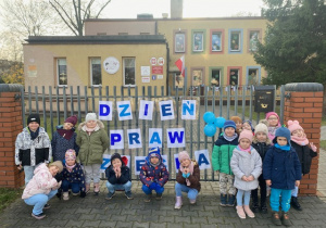 Dzieci pozują do zdjęcia