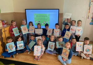 Dzieci pozują do zdjęcia