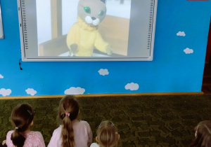 Dzieci oglądają bajkę