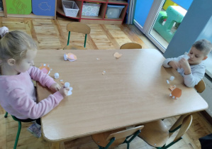 Dzieci wykonują pracę techniczną z misiem