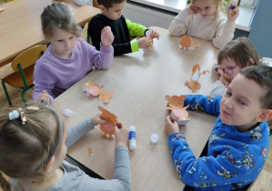 Dzieci wykonują pracę techniczną z misiem