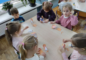 Dzieci wykonują pracę techniczną z misiem