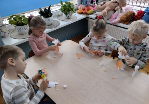 Dzieci wykonują pracę techniczną z misiem