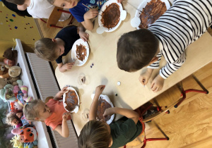 Dzieci wykonują pracę plastyczną