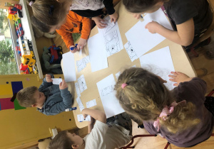 Dzieci wykonują pracę plastyczną