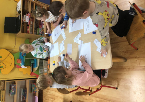 Dzieci wykonują pracę plastyczną