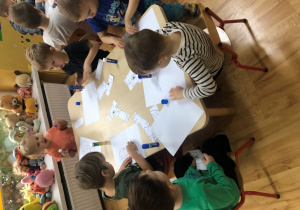 Dzieci wykonują pracę plastyczną