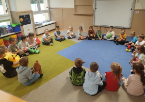 Dzieci przytulują misie