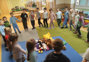 Dzieci bawią się w stary niedźwiedź mocno śpi