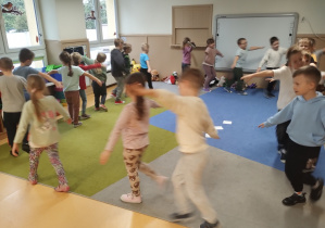 Dzieci bawią się w zabawę naśladowczą