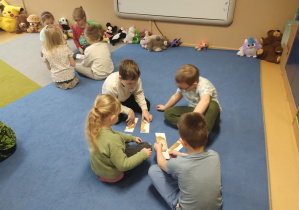 Dzieci ukłdają puzze