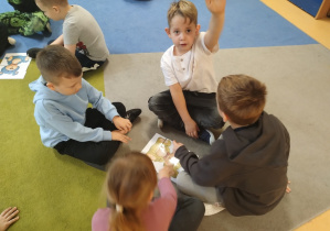 Dzieci ukłdają puzze