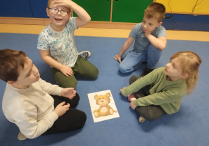 Dzieci ukłdają puzze