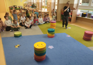 Dzieci bawią się w zabawę temtyczną