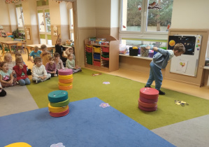 Dzieci bawią się w zabawę temtyczną