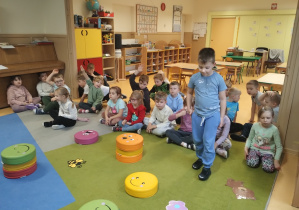 Dzieci bawią się w zabawę temtyczną