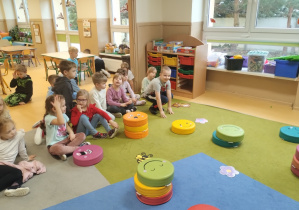 Dzieci bawią się w zabawę temtyczną