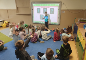 Dzieci grają w teleturniej