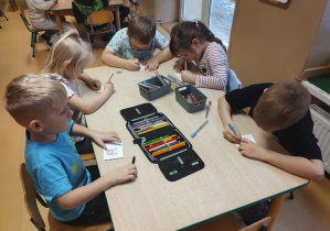 Dzieci kolorują misie