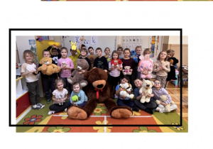 Dzieci pozują do zdjęcia