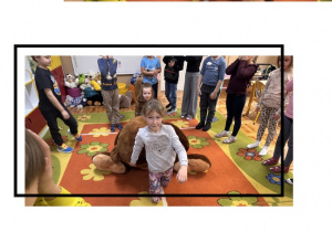 Dzieci bawią się na dywanie