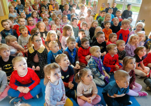 Dzieci siedzą oglądając koncert Audycji Muzycznych