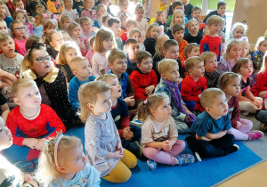 Dzieci siedzą oglądając koncert Audycji Muzycznych