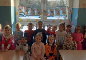 Dzieci pozują do zdjęcia w strojach andrzejkowych