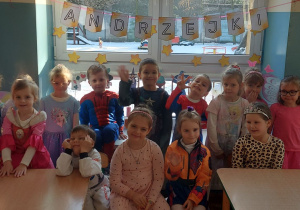 Dzieci pozują do zdjęcia w strojach andrzejkowych