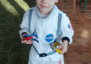 Chłopiec pozuje do zdjęcia