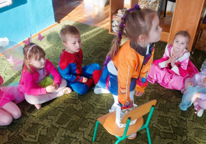 Dziewczynka losuje serduszko z wróżbą