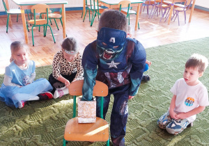 Chłopiec losuje serduszko z wróżbą