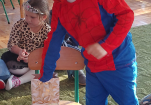 Chłopiec losuje serduszko z wróżbą