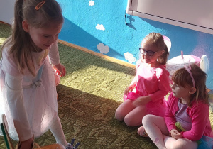 Dziewczynka losuje serduszko z wróżbą