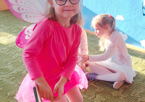 Dziewczynka losuje serduszko z wróżbą