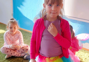 Dziewczynka losuje serduszko z wróżbą