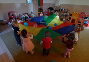 Dzieci bawią się chustą animacyjną