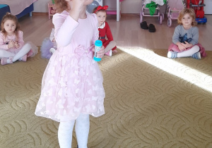 Dziewczynka puszcza bańki mydlane