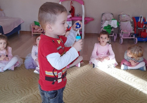 Chłopiec puszcza bańki mydlane