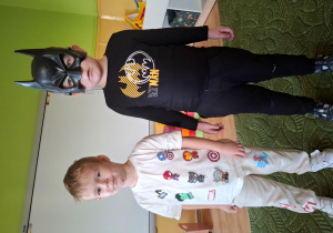 Dzieci pozują do zdjęcia w strojach andrzejkowych